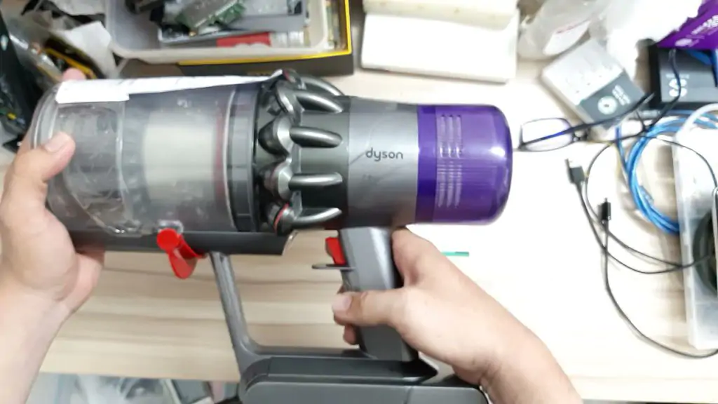 máy hút bụi dyson chạy hút cái ngắt